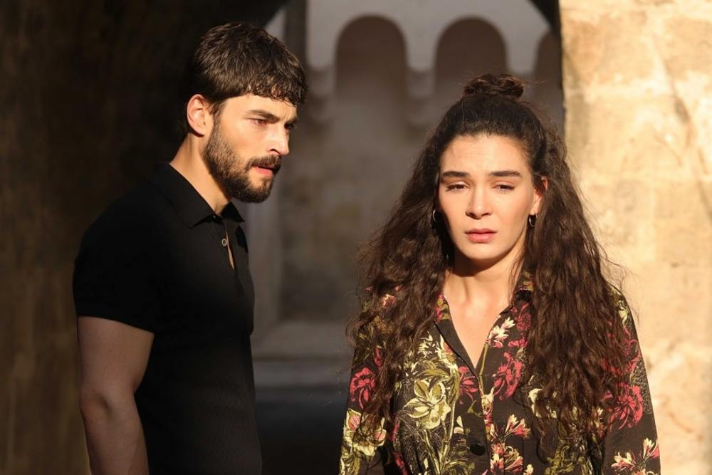 آکین آکینوزو و ابرو شاهین در «تردید» (Hercai)